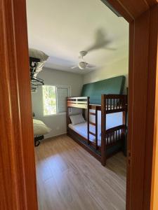 - une chambre avec deux lits superposés et un plafond dans l'établissement Apartamentos das Toninhas, à Ubatuba