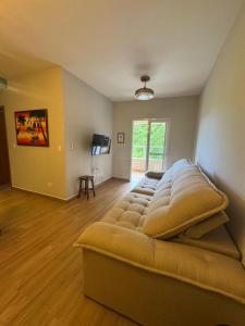 un grand lit dans un salon avec un grand lit sidx sidx sidx dans l'établissement Apartamentos das Toninhas, à Ubatuba