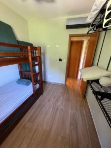 une chambre avec deux lits superposés et un couloir dans l'établissement Apartamentos das Toninhas, à Ubatuba 13 autres photos