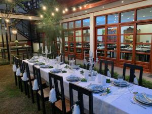 a long table with white tablecloths and napkins at THE HEIRS Departamentos in Posadas