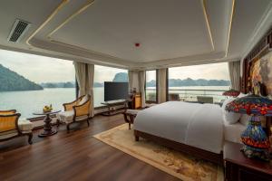 下龙湾L'amour Cruise Halong 2的一间卧室，配有一张大床和一扇大窗户。