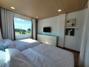due letti in una stanza d'albergo con finestra di The wide pool villa trat a Ban Nong Wiwat Altre 25 foto