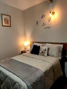 欧鲁普雷图Cantinho Mineiro Quarto Privativo 520M Do Centro的卧室配有一张挂在墙上的写字床