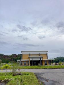 un gran edificio amarillo al lado de una carretera en Wanley Hstay Beaufort, en Beaufort 8 fotos más