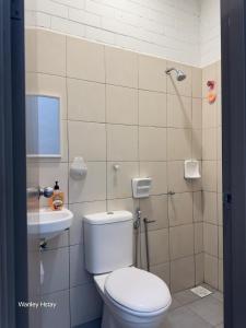 un baño con inodoro y lavabo en Wanley Hstay Beaufort, en Beaufort