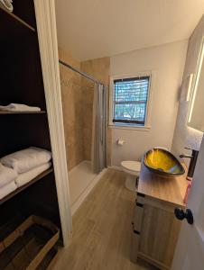 Hudson Oasis في هدسون: حمام مع دش ومغسلة ومرحاض