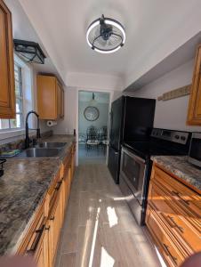 Hudson Oasis في هدسون: مطبخ مع مغسلة وثلاجة سوداء