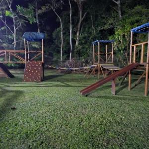 eine Gruppe von Spielgeräten im Gras in der Unterkunft Chalé com vista deslumbrante in Teresópolis