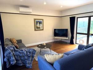 Телевизор и/или развлекательный центр в Fendalton Ilam Getaway Convenience & Relaxation