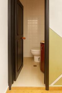 波哥大A 5 minutos de Aeropuerto Dorado的带马桶且门敞开的浴室 更多12张照片