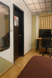 波哥大A 5 minutos de Aeropuerto Dorado的办公室,带门,书桌和电脑