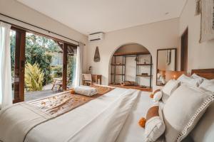 Ένα ή περισσότερα κρεβάτια σε δωμάτιο στο Gypsea Bali +91 φωτογραφίες