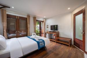 TV a/nebo společenská místnost v ubytování Ancient Luangprabang Hotel