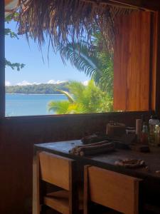 una mesa con vistas al océano desde una ventana en Amparito Camp, en Santa Catalina 6 fotos más