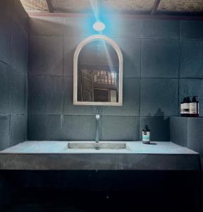 Villa Aiden Bungalow 1 Familiale Ungasan في أونغاسان: حمام مع حوض ومرآة ومغسلة