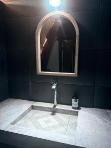 Villa Aiden Bungalow 1 Familiale Ungasan في أونغاسان: حمام مع حوض مع مرآة +14 صورة