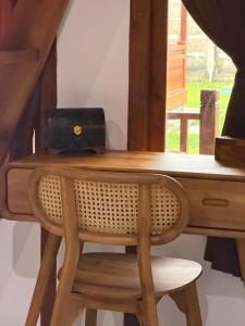 Villa Aiden Bungalow 1 Familiale Ungasan في أونغاسان: مكتب خشبي عليه كرسي و لاب توب