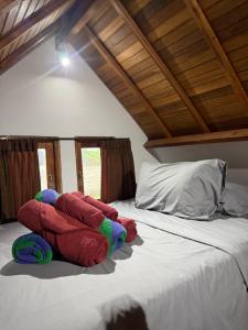 Villa Aiden Bungalow 1 Familiale Ungasan في أونغاسان: وضع حيوان محشو فوق السرير