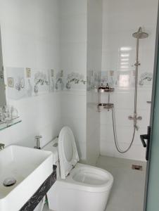 Et badeværelse på Khách sạn Đạt Tiến Quân + 12 billeder