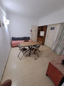 a living room with a table and chairs in it at Tucumán y Colón in Mar del Plata