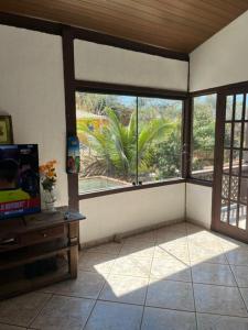 una stanza con una grande finestra in una casa di Casa vacacional con piscina a Búzios
