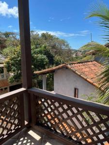 una vista dal balcone di una casa di Casa vacacional con piscina a Búzios