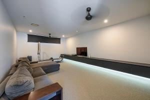 Χώρος καθιστικού στο Absolute Noosa Waterfront -Pool-Gym-Sauna-Pontoon