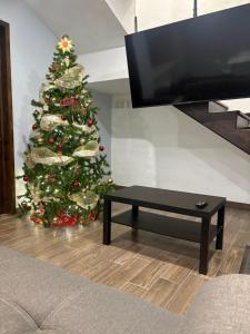 een kerstboom in een woonkamer met een salontafel bij Silver Mountain House in Taxco de Alarcón