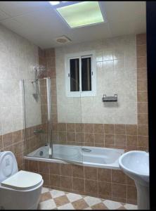 un bagno con vasca, WC e lavandino di عقارات سام-Sam Rental a Medina