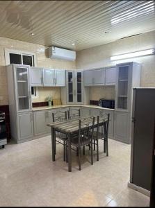 una grande cucina con tavolo e sedie di عقارات سام-Sam Rental a Medina