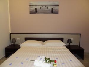 una camera da letto con un letto con scarpe e un molo di Affittacamere Rooms Di Matteo a San Paolo di Iesi Altre 29 foto