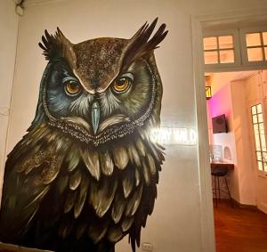 obraz sowy na ścianie w obiekcie Ancestral Lima Downtown w mieście Lima