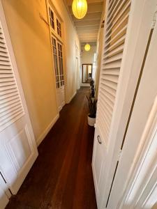 un pasillo de una casa con una puerta y una planta en Ancestral Lima Downtown, en Lima 1 foto más