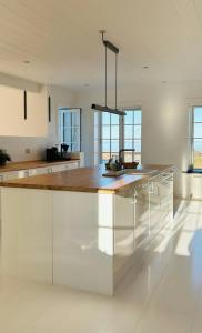 Кухня или мини-кухня в Villa With Fjord View By Frederik Vii's Canal
