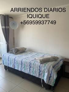 Una cama o camas en una habitación de DEPARTAMENTOS en PLAYA CAVANCHA