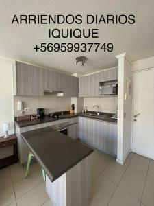 Una cocina o cocineta en DEPARTAMENTOS en PLAYA CAVANCHA 1 fotos más