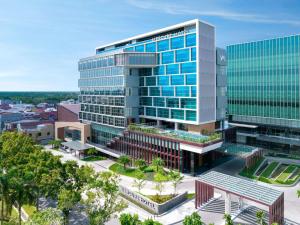 una vista aérea de un gran edificio de oficinas en Mercure Pangkalan Bun, en Pangkalan Bun