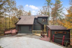 una piccola casa verde con portico e vialetto di 4 BR Mountain Cabin with Hot Tub & Fire Pit in GA a McDaniel