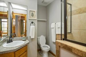 un bagno con un water e un lavandino di 4 BR Mountain Cabin with Hot Tub & Fire Pit in GA a McDaniel Altre 45 foto