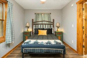 una camera da letto con un letto e due comodini di 4 BR Mountain Cabin with Hot Tub & Fire Pit in GA a McDaniel