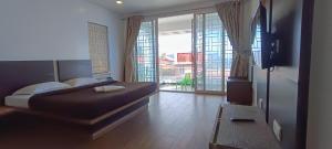 コダイカナルにあるDr Misty Hubのベッドと大きな窓のある寝室