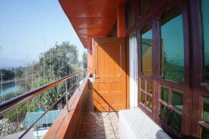 Bazén v ubytování Besillio Grand- A Hotel With Bar & Restaurant nebo v jeho okolí