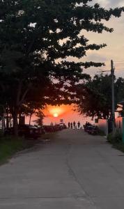 Η ανατολή ή δύση του ηλίου όπως φαίνεται από αυτό το ξενοδοχείο ή από εκεί κοντά