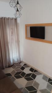 een kamer met een raam en een geruite vloer bij Casa aconchegante in Belfort Roxo