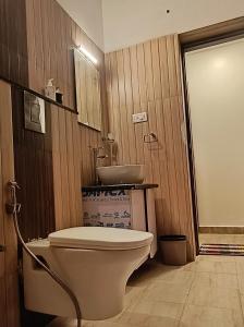 コダイカナルにあるDr Misty Hubのトイレと洗面台のあるバスルーム