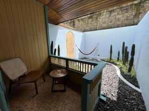 una stanza con balcone con vista su un cactus di Onsen Resort Kaliurang a Mantaak