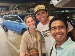 Drie mensen poseren voor een foto op een parkeerplaats. bij Ubud Classic Day Trip in Pesanggaran +1 foto