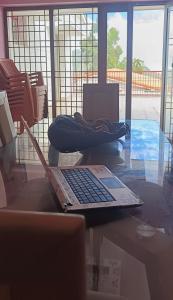 コダイカナルにあるDr Misty Hubの- ガラスのテーブルに座ったノートパソコン
