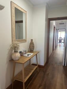 una stanza con tavolo e specchio sul muro di Cheerful 2 bedroom townhouse with secure parking a Mildura Altre 4 foto