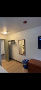 Habitación con puerta y espejo. en Nelson Hotel, en Swan River 15 fotos más